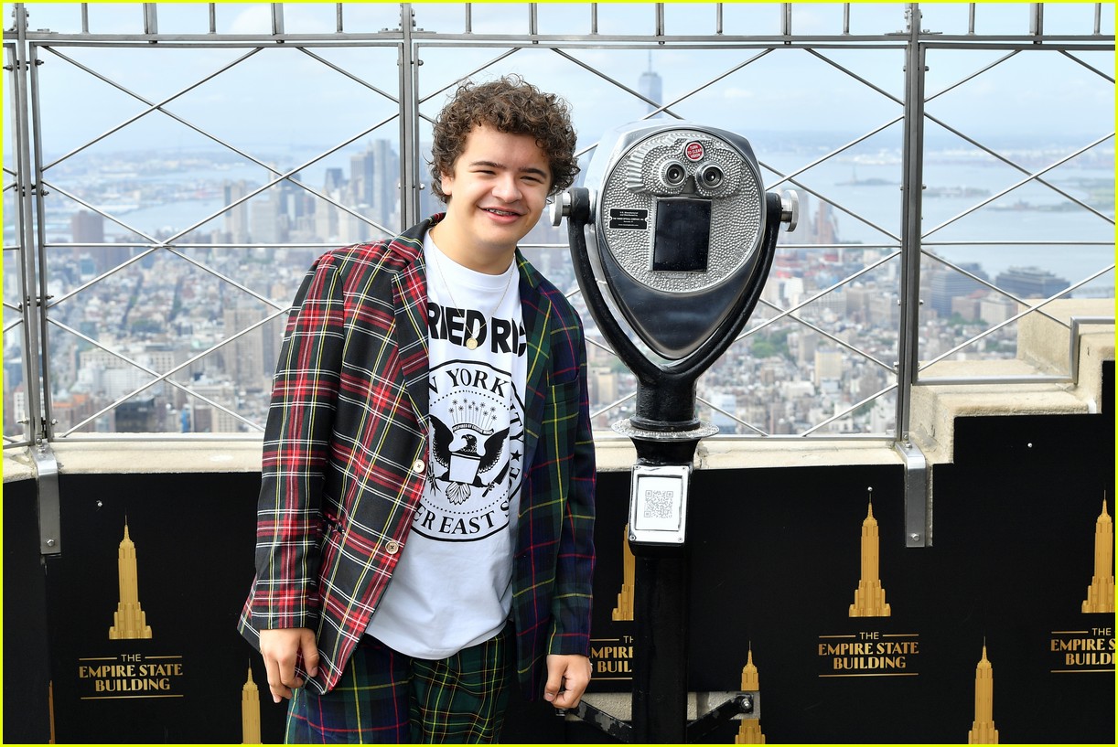 stranger things stars light up empire state building ahead of season four premiere 11