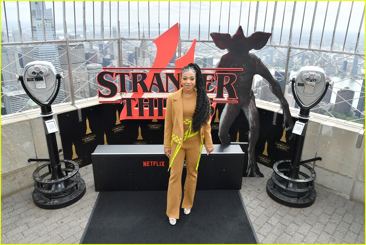 stranger things stars light up empire state building ahead of season four premiere 17
