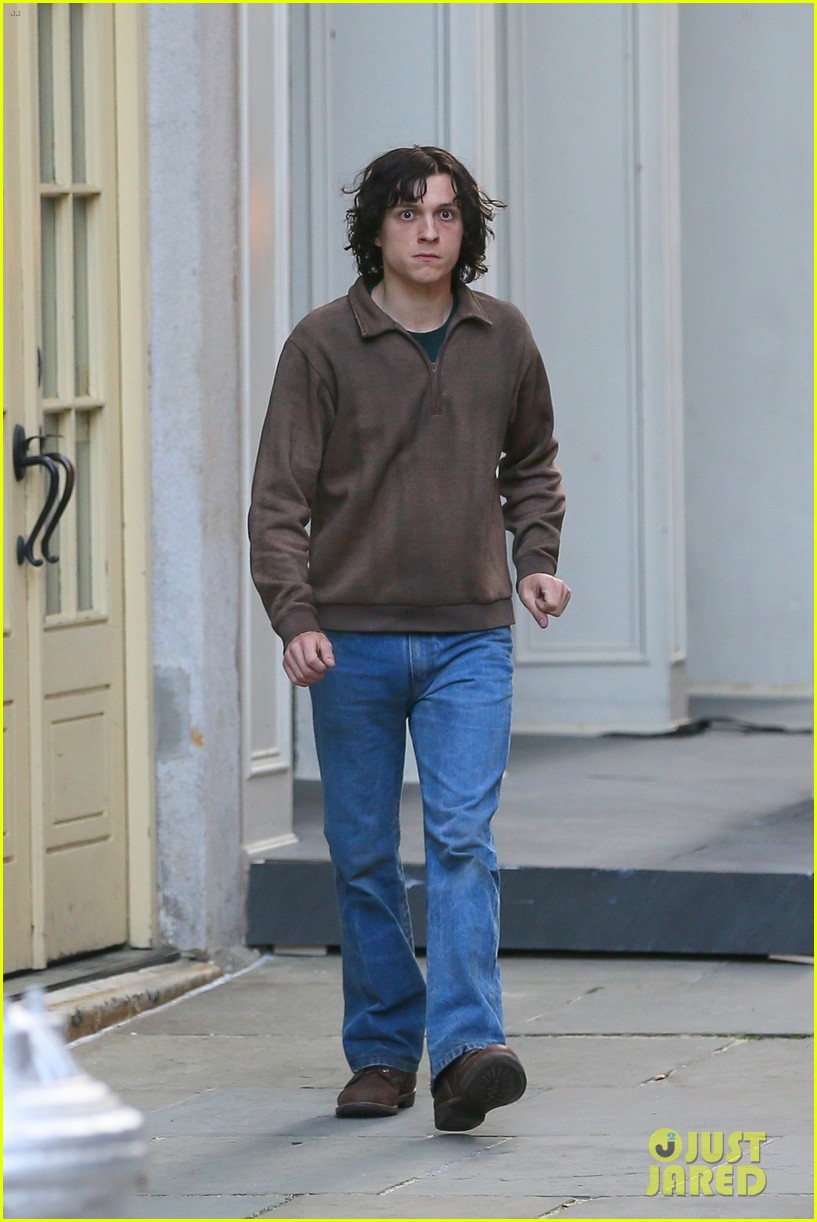 tom holland looks distressed filming the crowded room in nyc 06