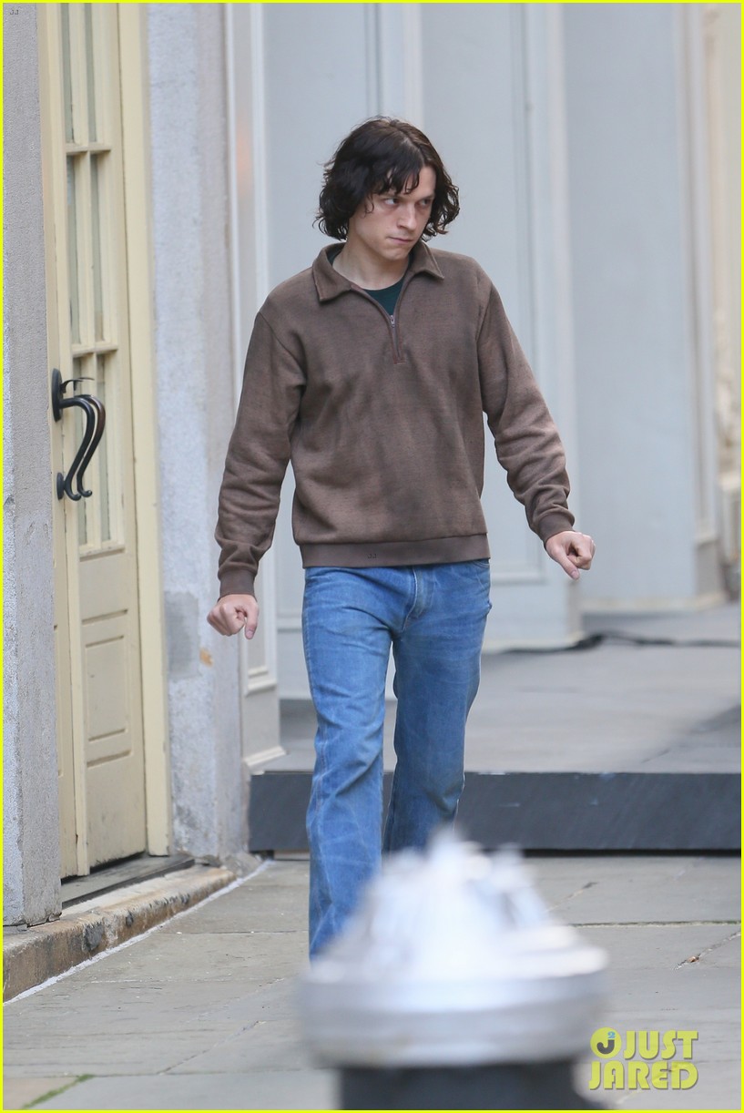 tom holland looks distressed filming the crowded room in nyc 17