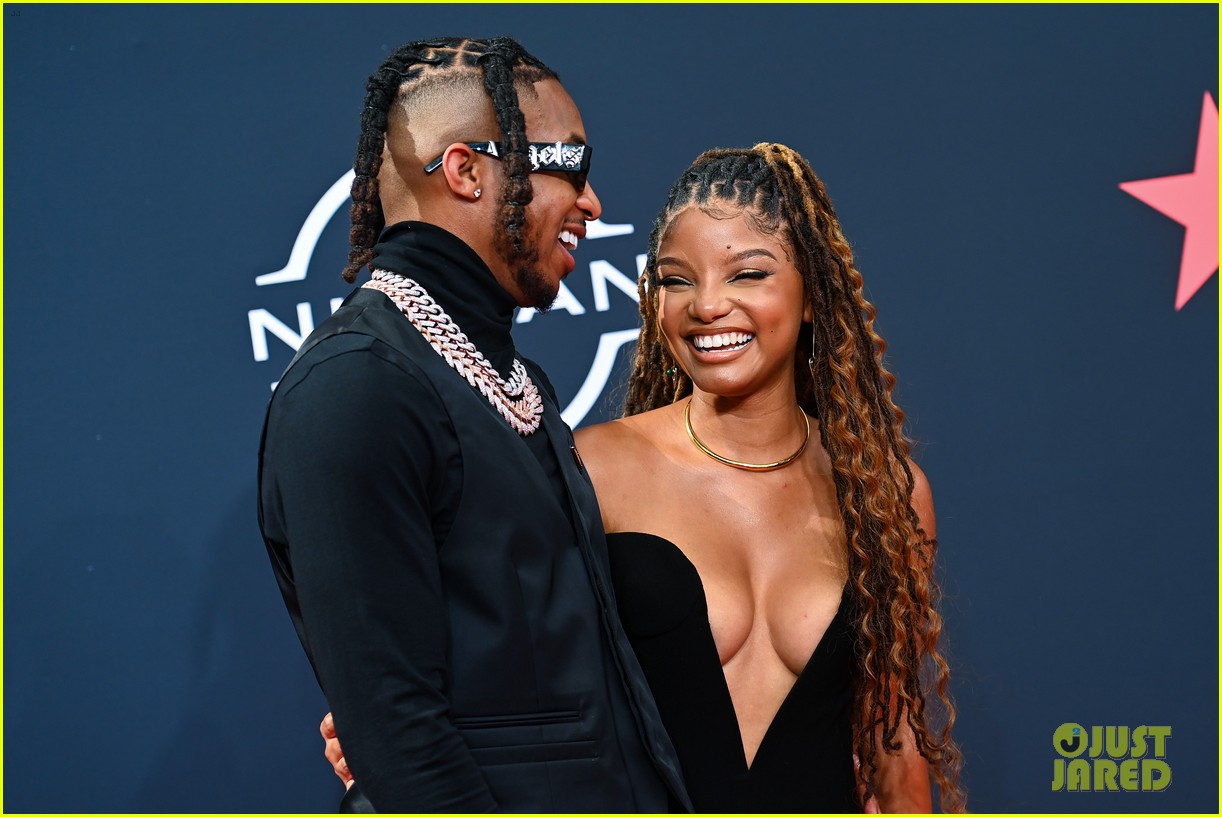 halle bailey ddg make red carpet debut at bet awards with chloe bailey 01