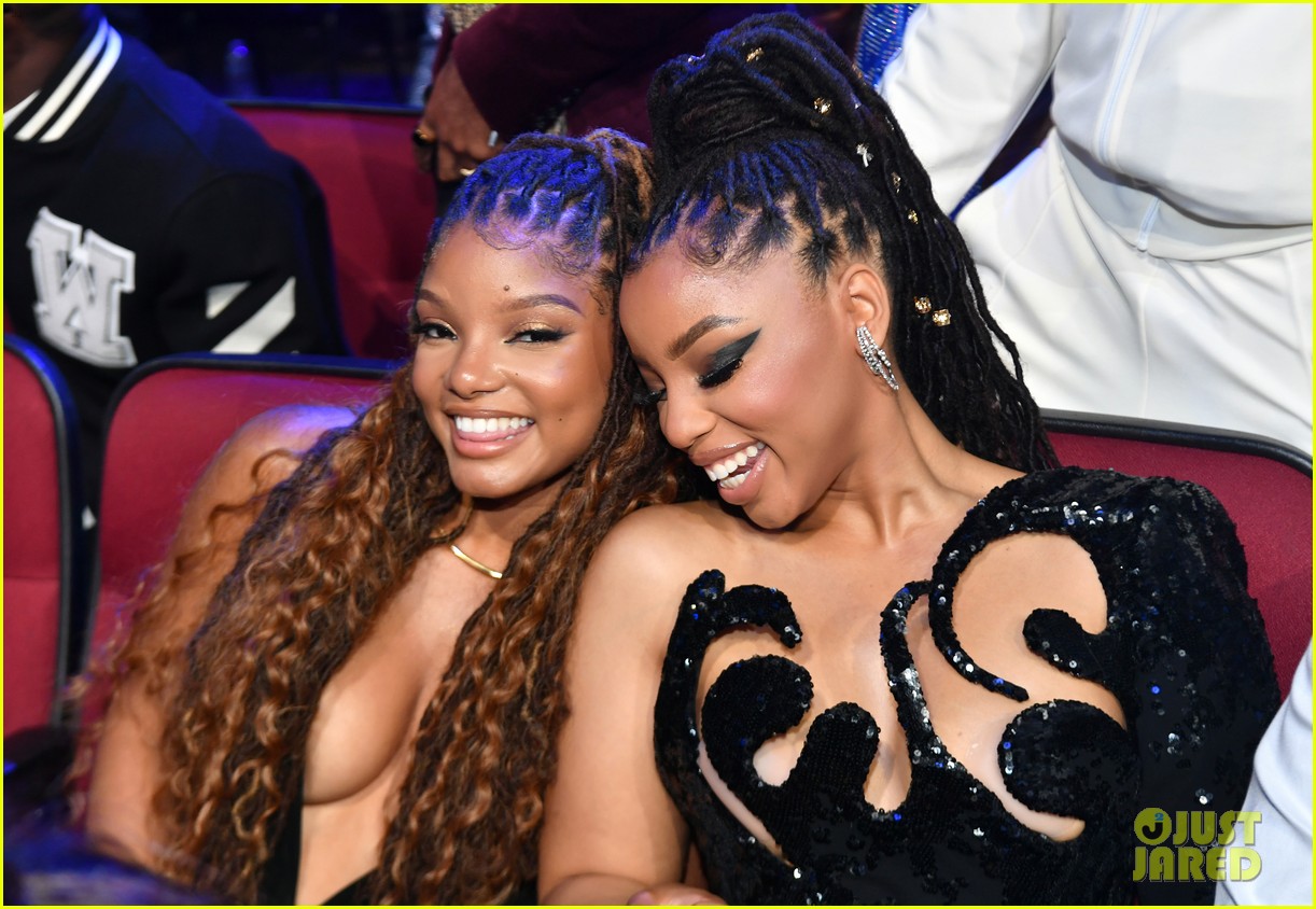 halle bailey ddg make red carpet debut at bet awards with chloe bailey 05