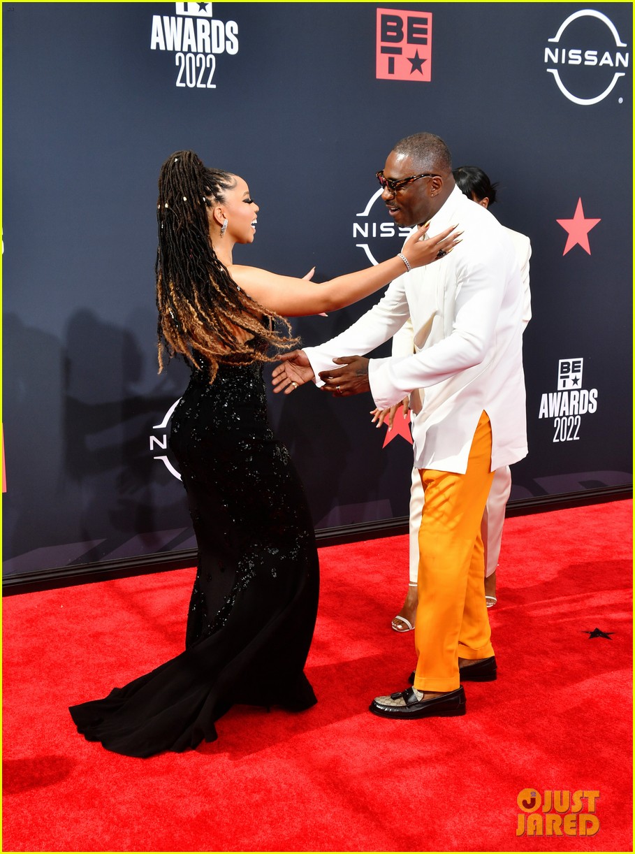 halle bailey ddg make red carpet debut at bet awards with chloe bailey 06