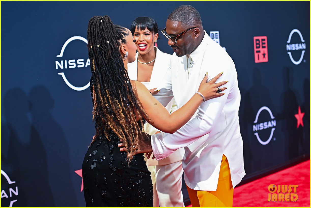 halle bailey ddg make red carpet debut at bet awards with chloe bailey 10