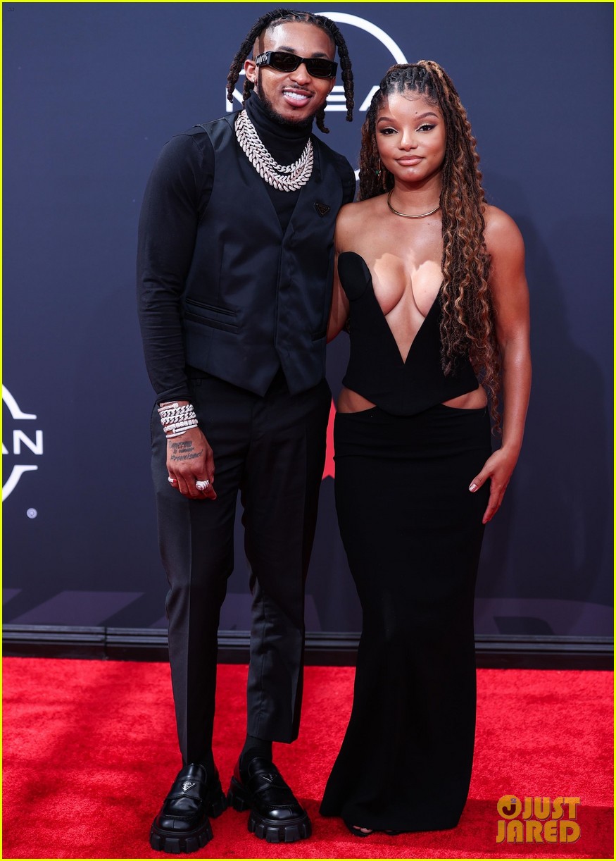 halle bailey ddg make red carpet debut at bet awards with chloe bailey 16