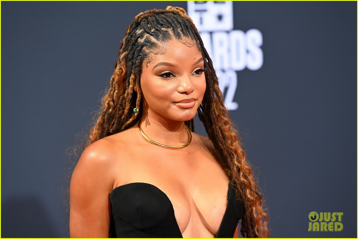 halle bailey ddg make red carpet debut at bet awards with chloe bailey 21