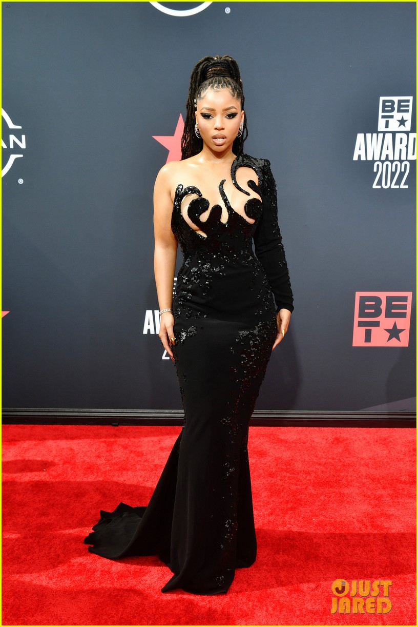 halle bailey ddg make red carpet debut at bet awards with chloe bailey 24