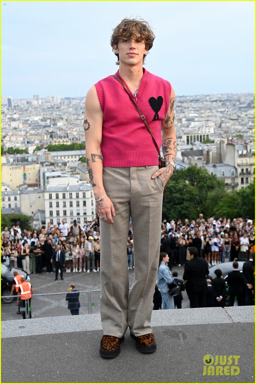 heartstopper joe locke sebastian croft take over paris fashion week mens 28
