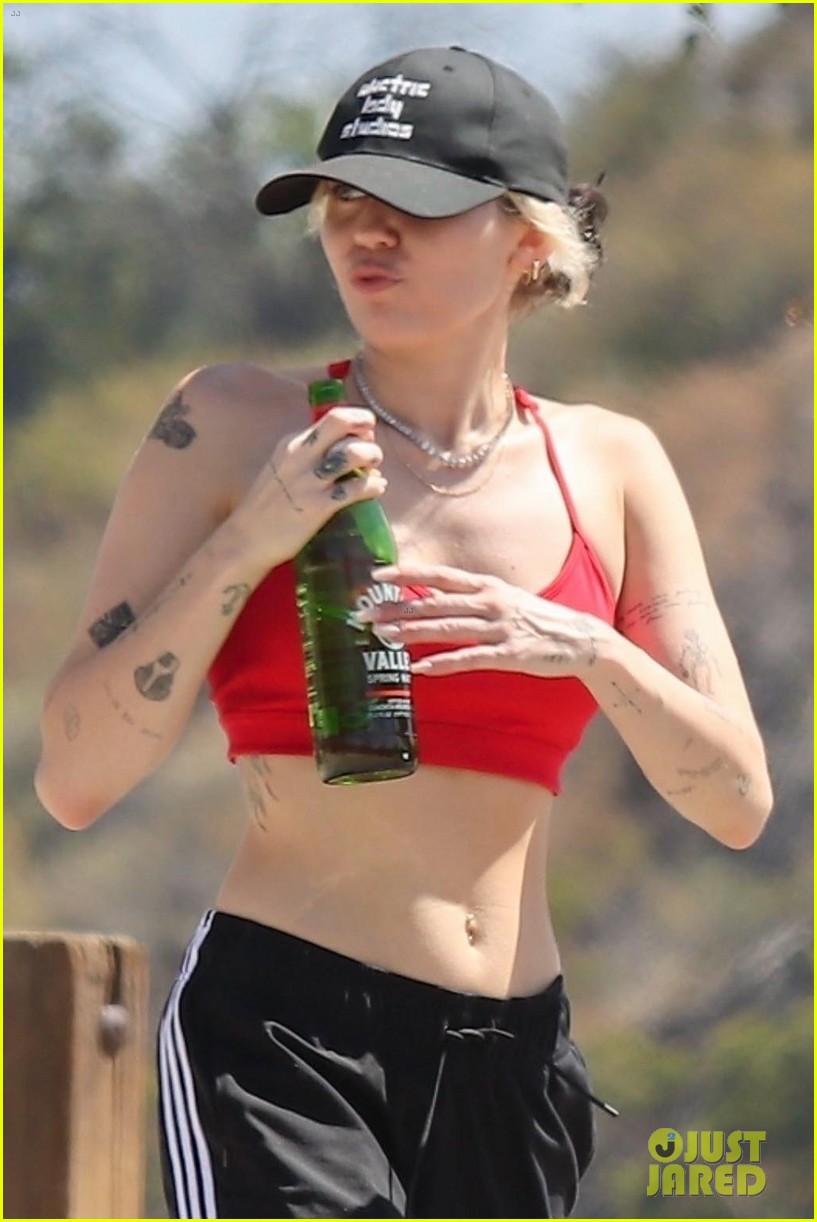 miley cyrus workout hike 02