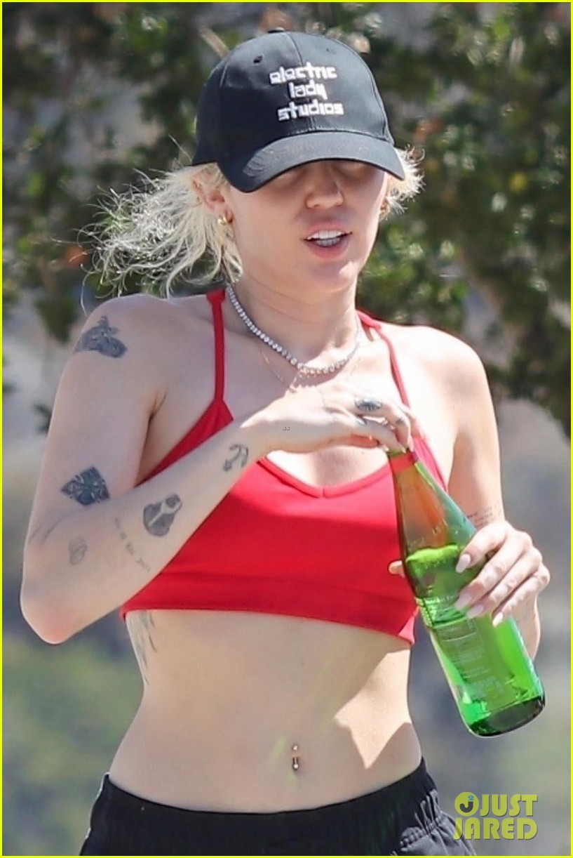 miley cyrus workout hike 04