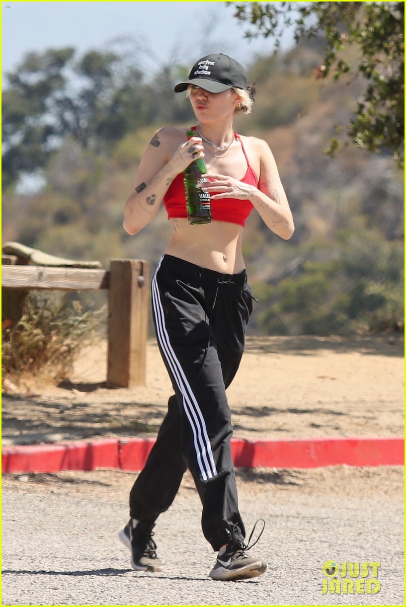 miley cyrus workout hike 05