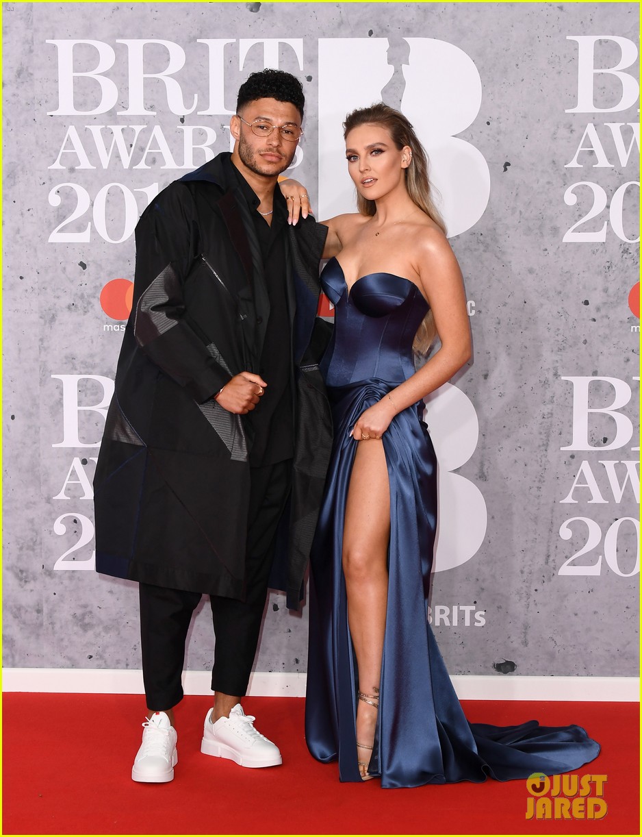 perrie edwards is engaged to alex oxlade chamberlain 01
