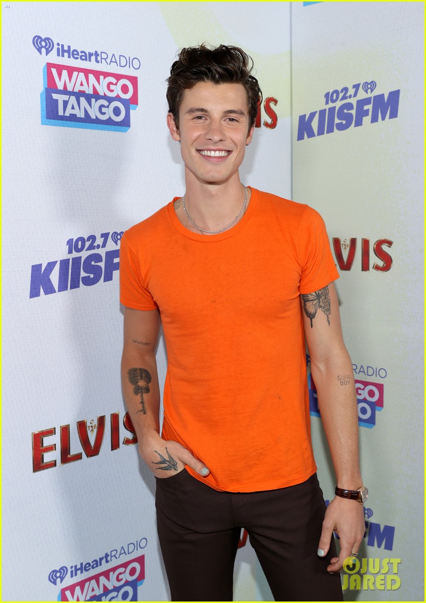 shawn mendes wears orange to show support for ending gun violence 07