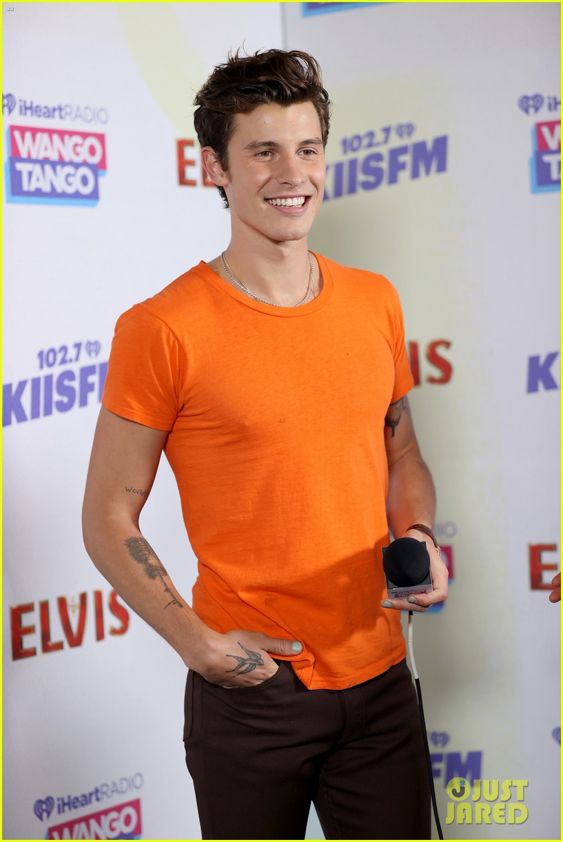 shawn mendes wears orange to show support for ending gun violence 09
