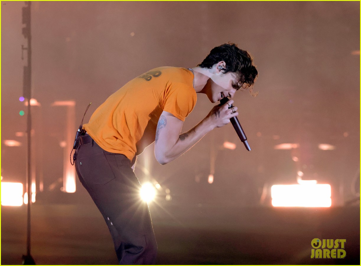 shawn mendes wears orange to show support for ending gun violence 15