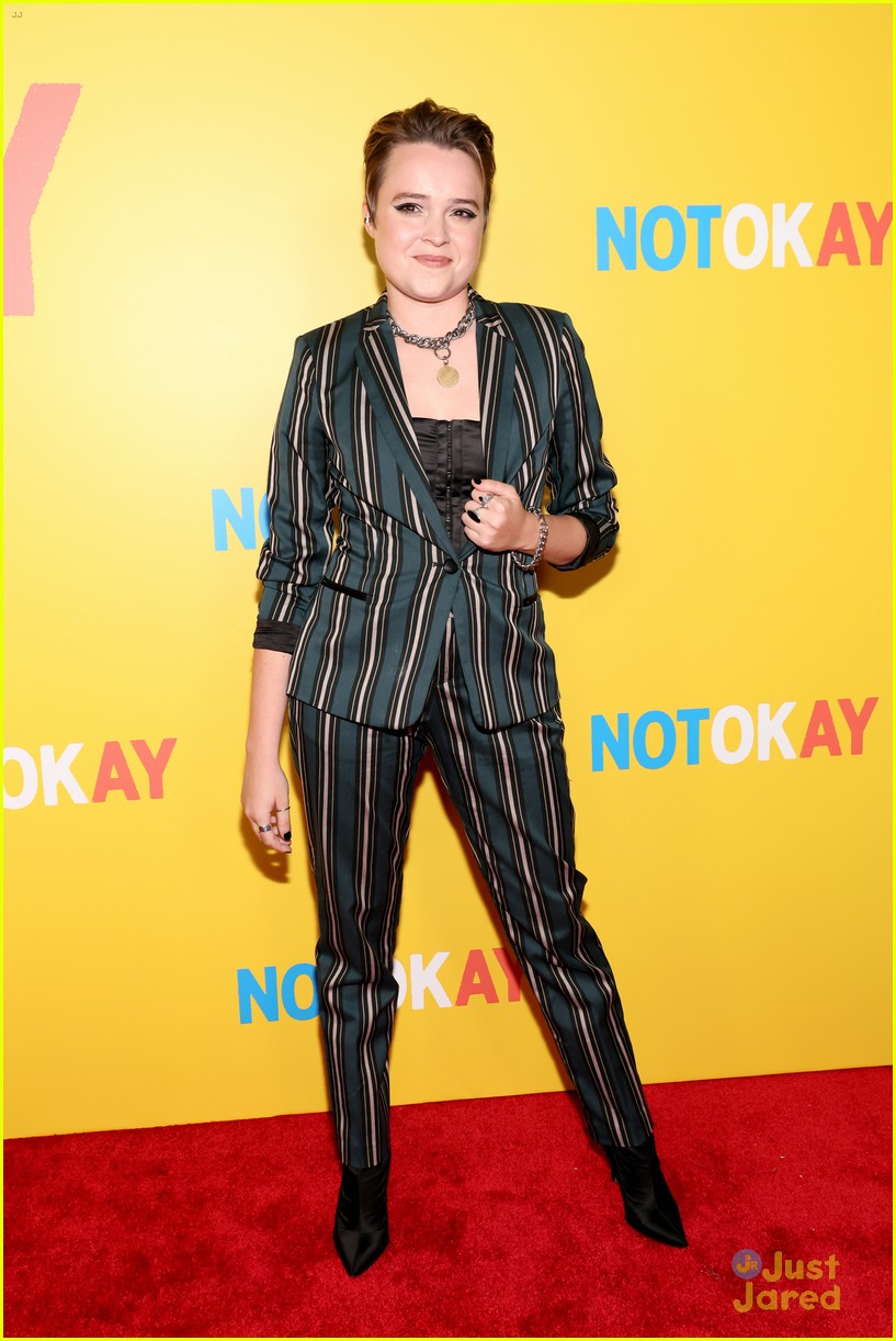 dylan obrien wears hot pink suit to not okay premiere with zoey deutch 03