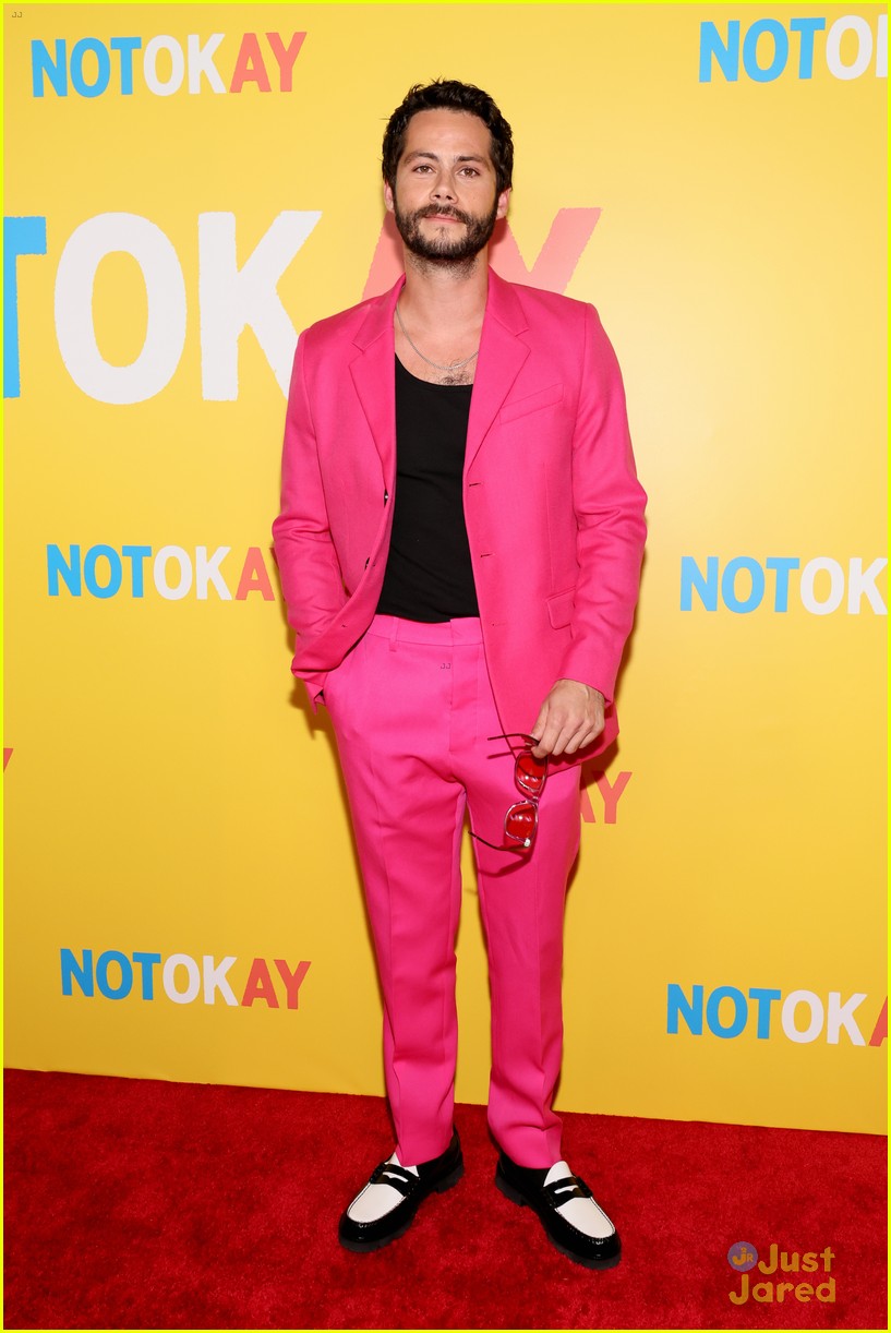 dylan obrien wears hot pink suit to not okay premiere with zoey deutch 05