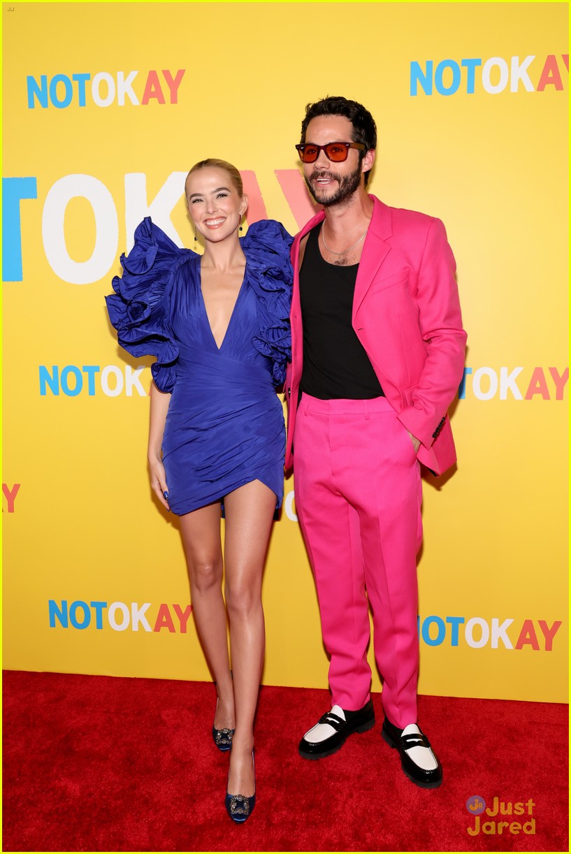 dylan obrien wears hot pink suit to not okay premiere with zoey deutch 13