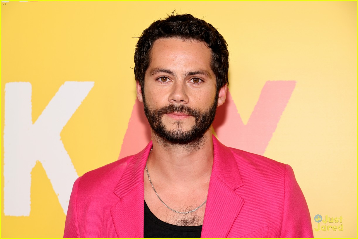 dylan obrien wears hot pink suit to not okay premiere with zoey deutch 15