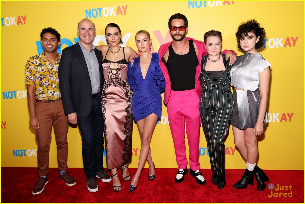 dylan obrien wears hot pink suit to not okay premiere with zoey deutch 16
