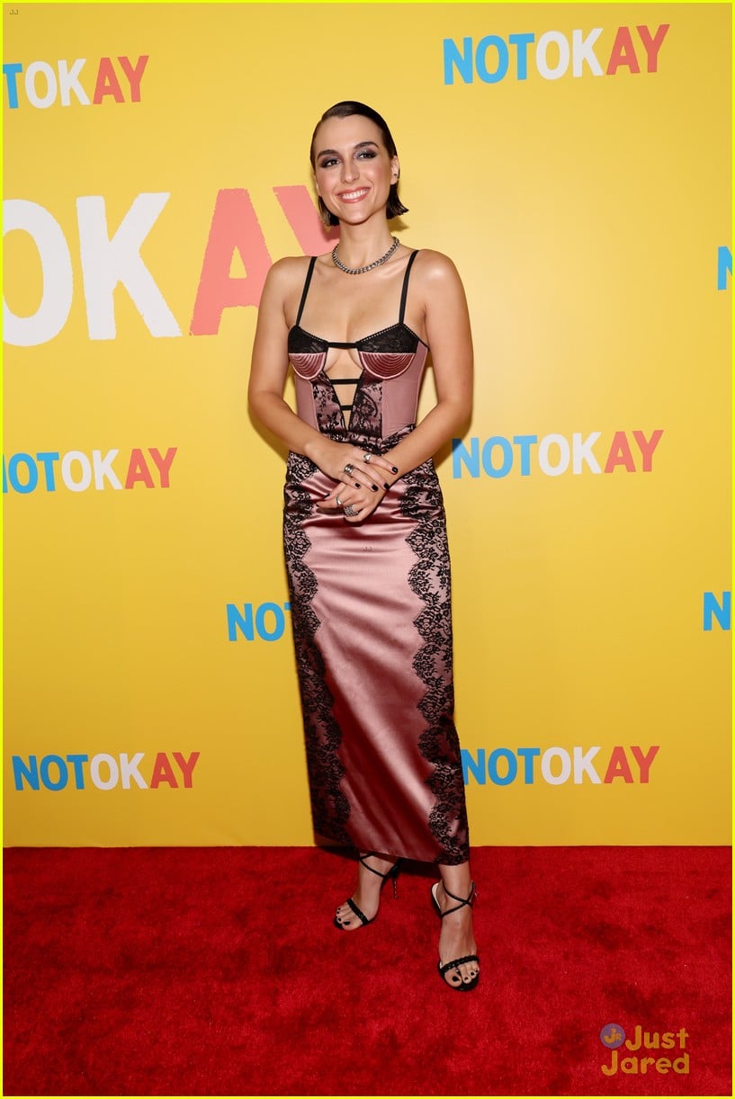 dylan obrien wears hot pink suit to not okay premiere with zoey deutch 28