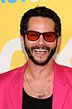 dylan obrien wears hot pink suit to not okay premiere with zoey deutch 14