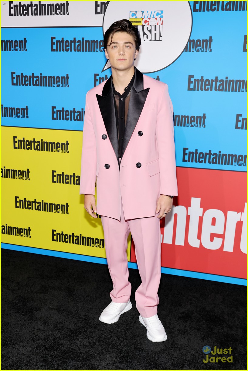 shazams jack dylan grazer asher angel go pink for ew comic con party 31