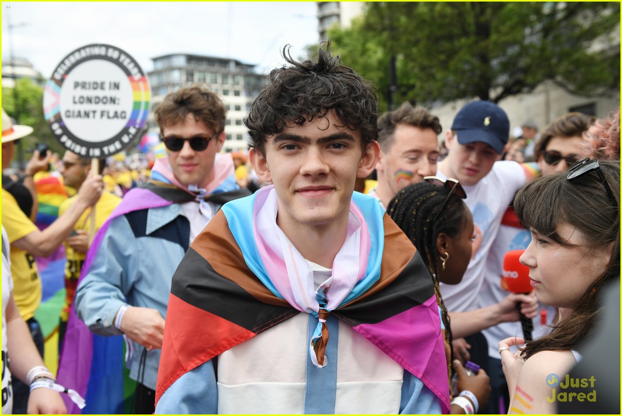 cast of heartstopper walk in the london pride parade 06