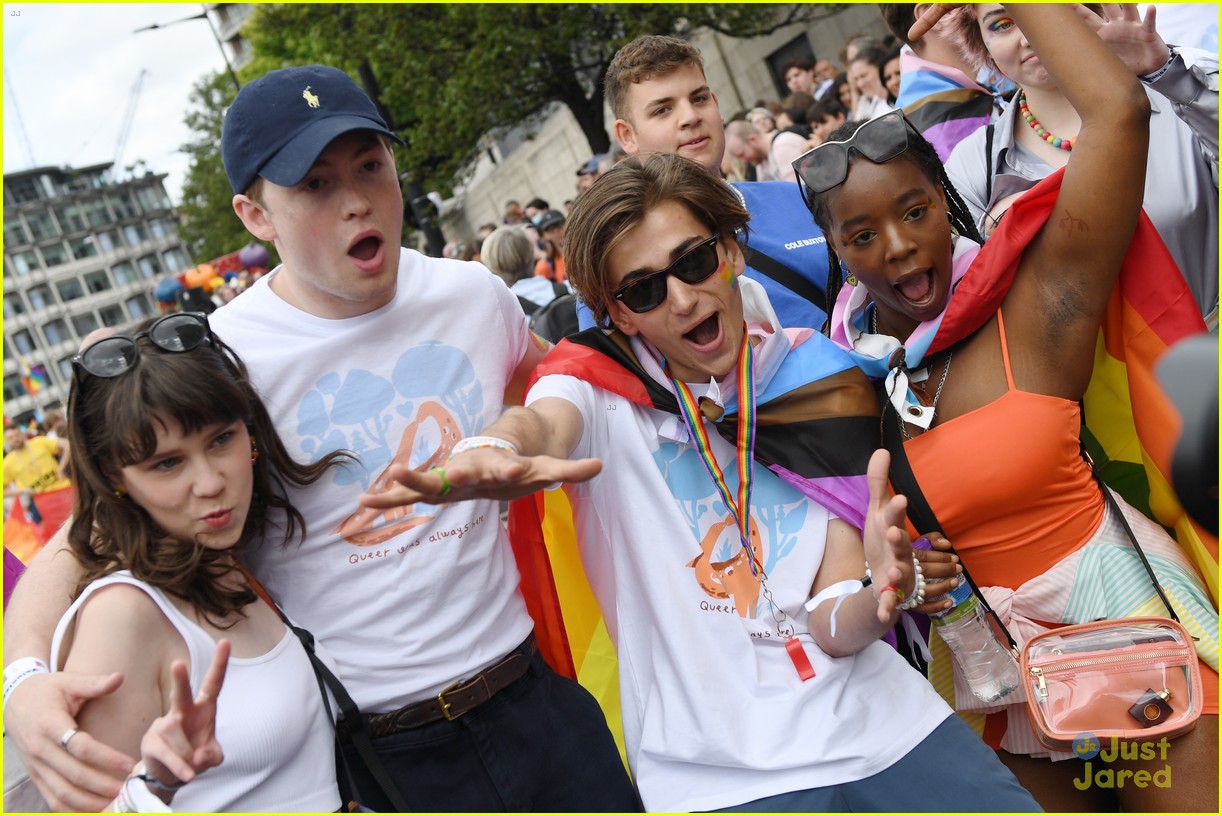 cast of heartstopper walk in the london pride parade 08