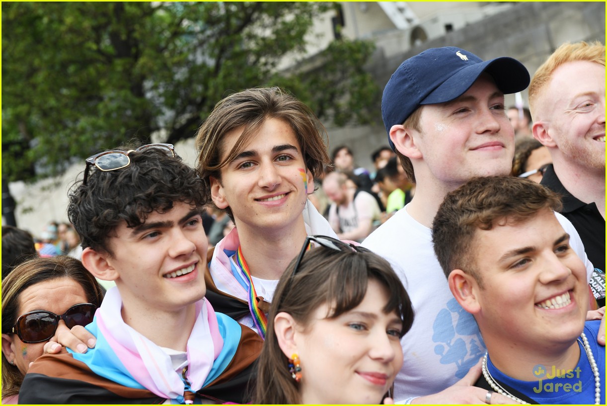 cast of heartstopper walk in the london pride parade 11