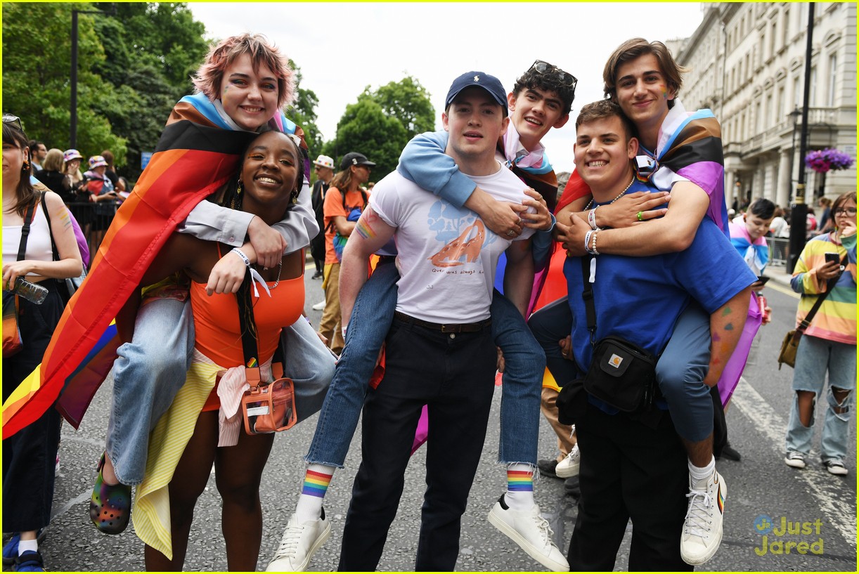 cast of heartstopper walk in the london pride parade 12