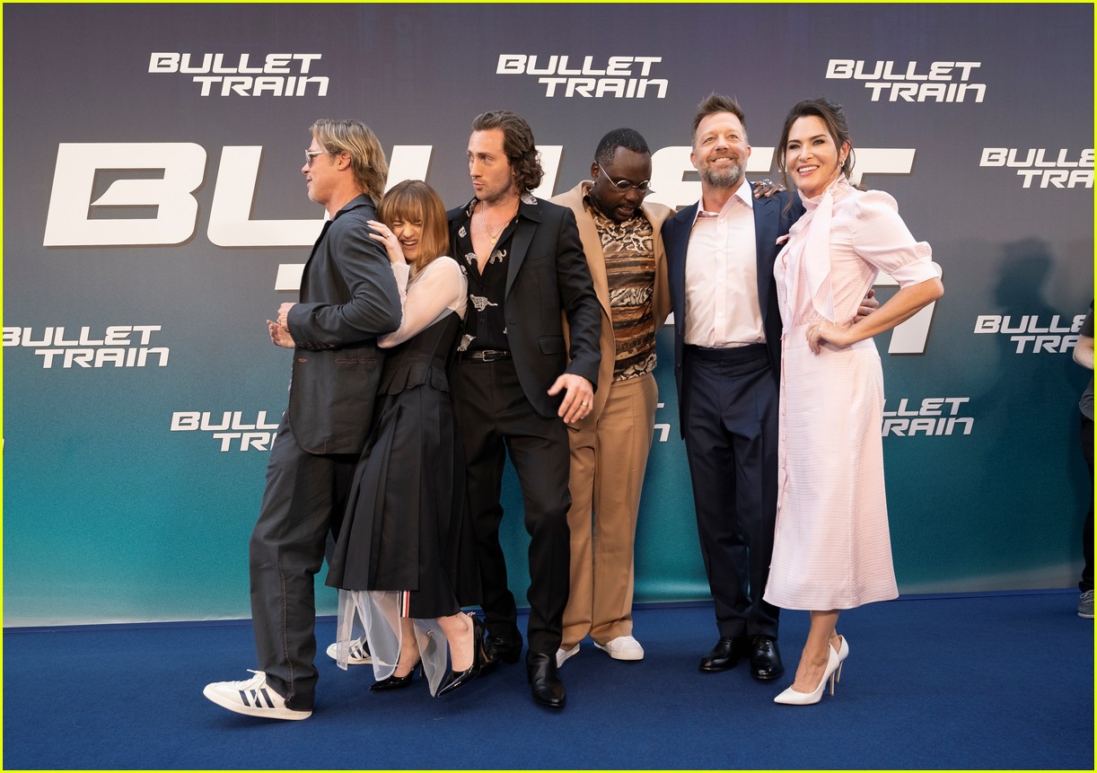 joey king gets squished between brad pitt aaron taylor johnson at premiere 01