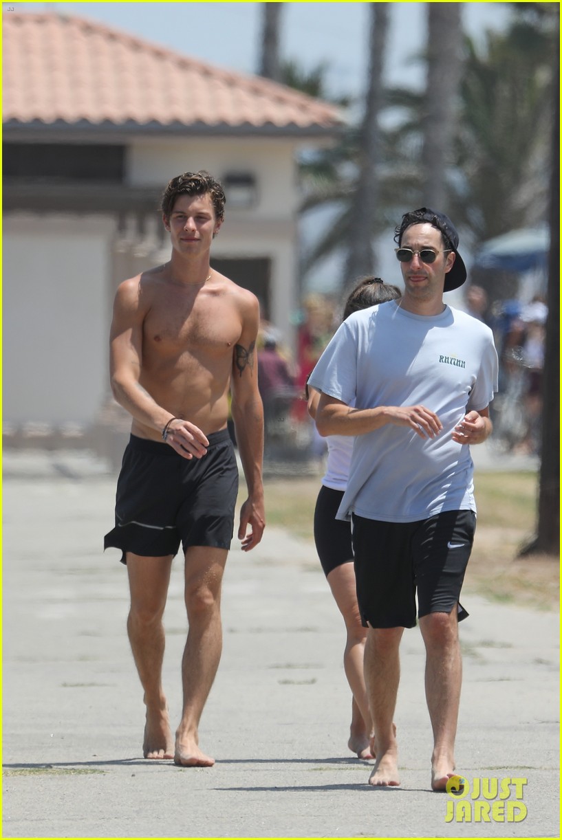 shawn mendes goes shirtless for walk with friends 13