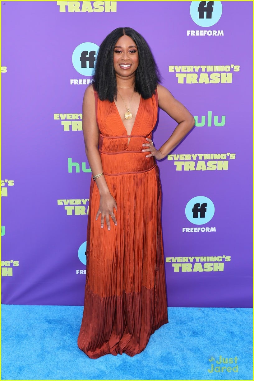phoebe robinson premieres new freeform series everythings trash with costars 04