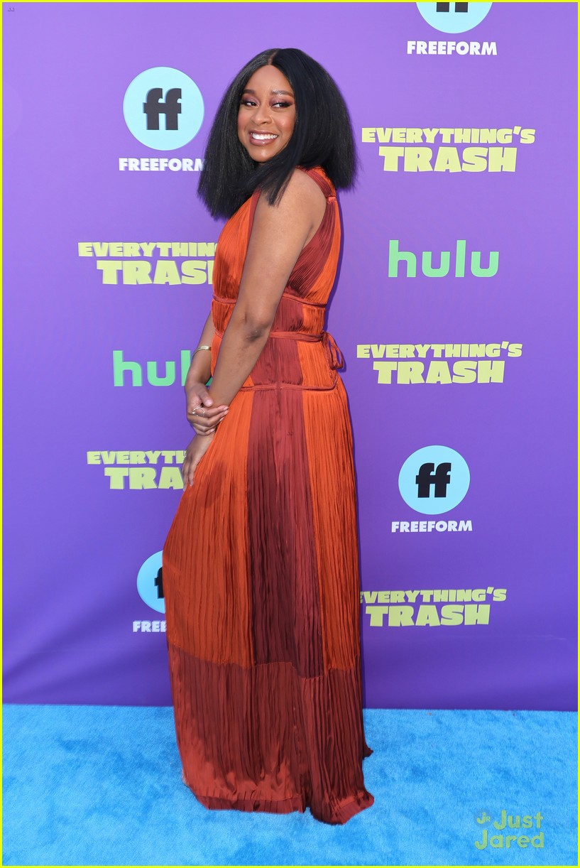 phoebe robinson premieres new freeform series everythings trash with costars 09