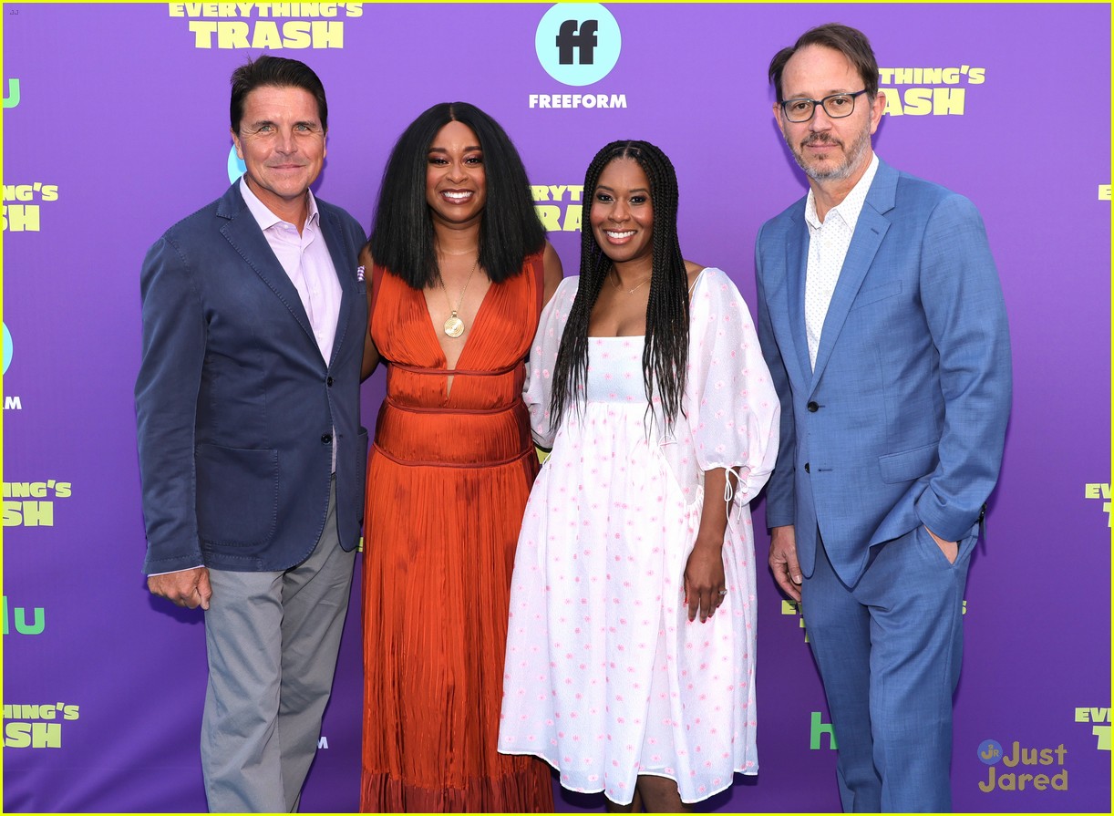 phoebe robinson premieres new freeform series everythings trash with costars 13