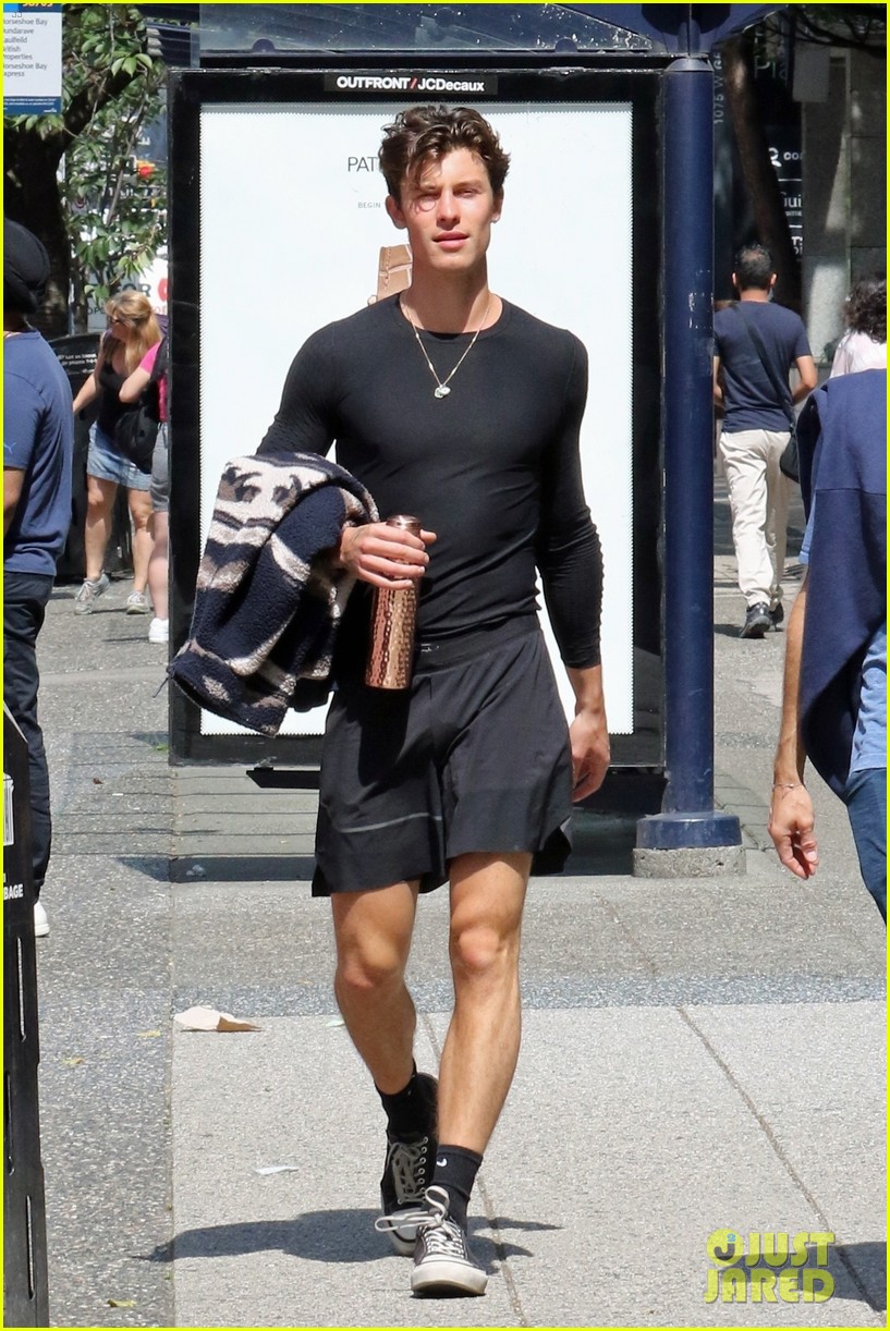 shawn mendes goes sporty for breakfast in vancouver 06