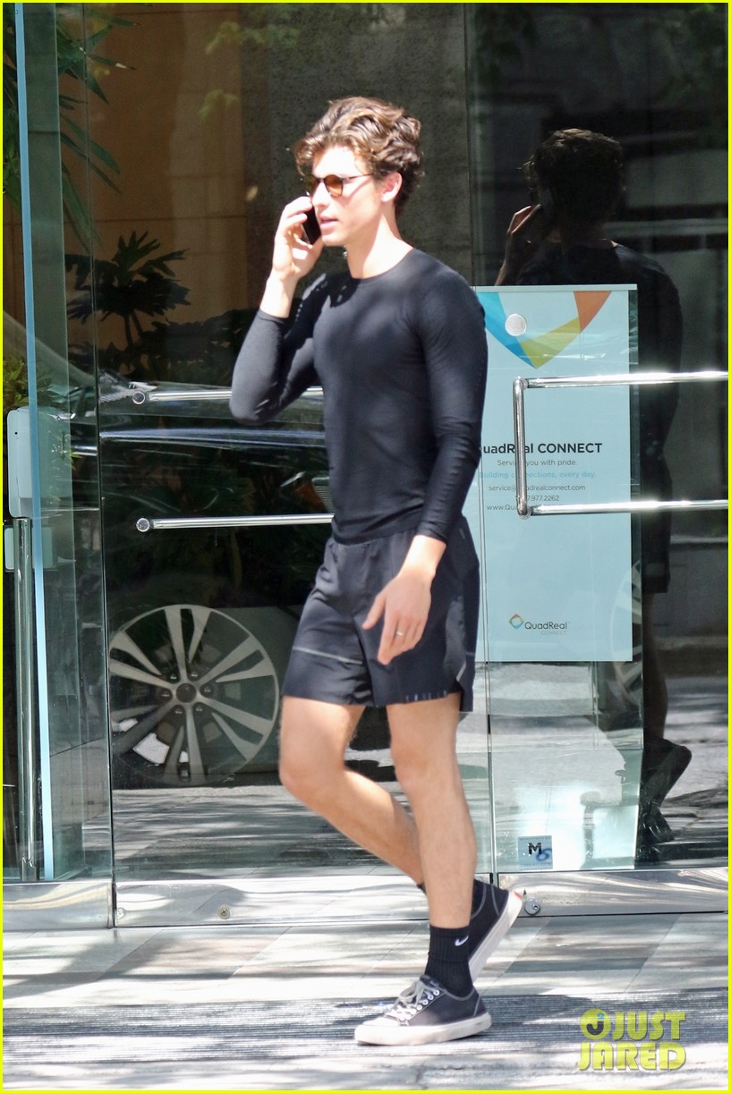 shawn mendes goes sporty for breakfast in vancouver 09