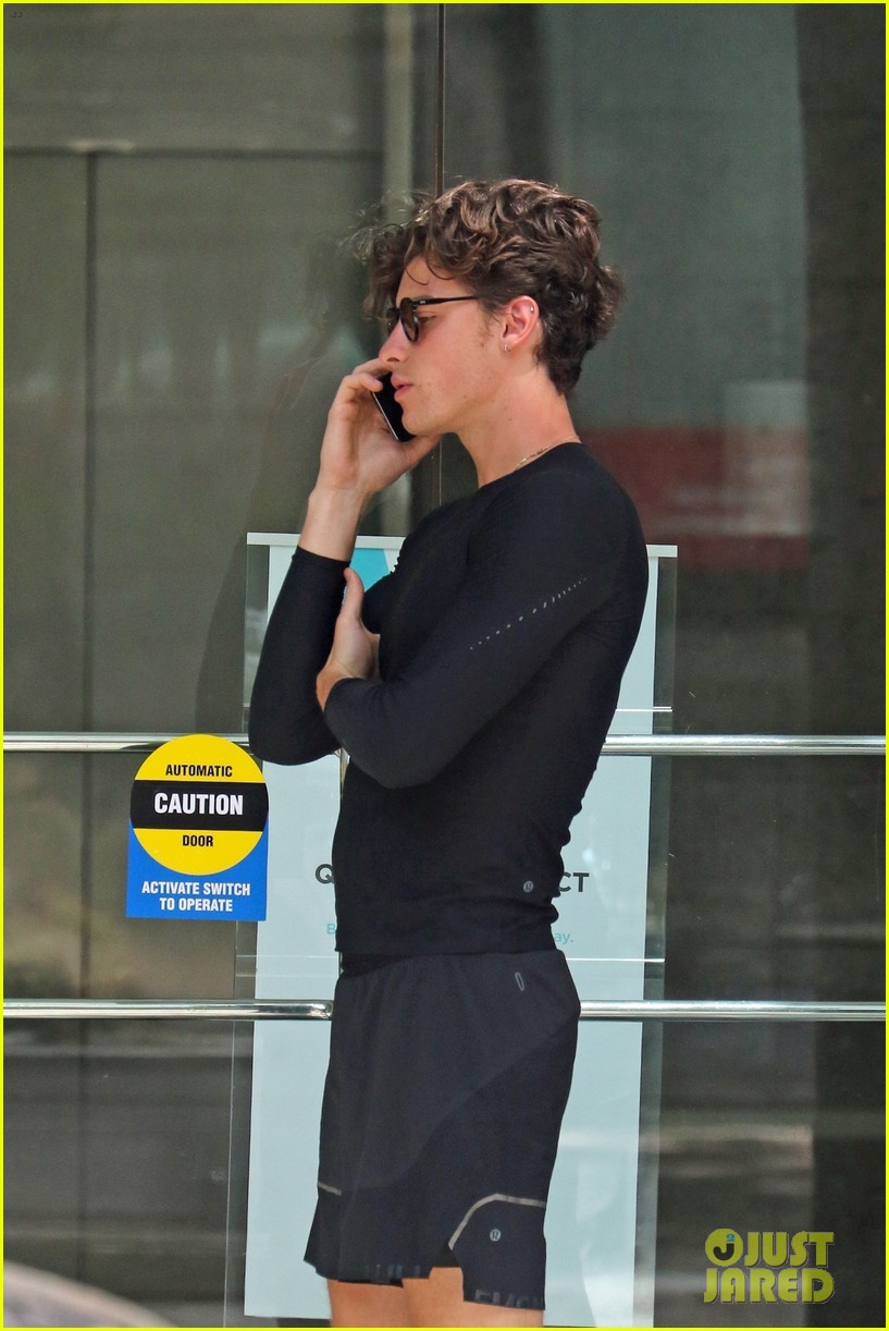 shawn mendes goes sporty for breakfast in vancouver 10