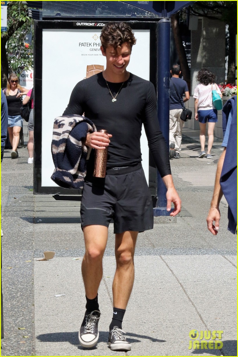 shawn mendes goes sporty for breakfast in vancouver 21