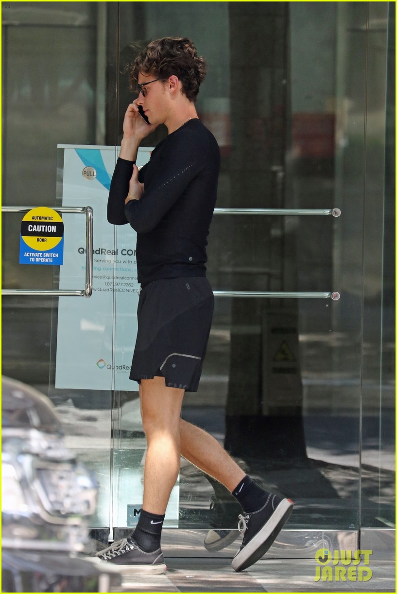 shawn mendes goes sporty for breakfast in vancouver 24