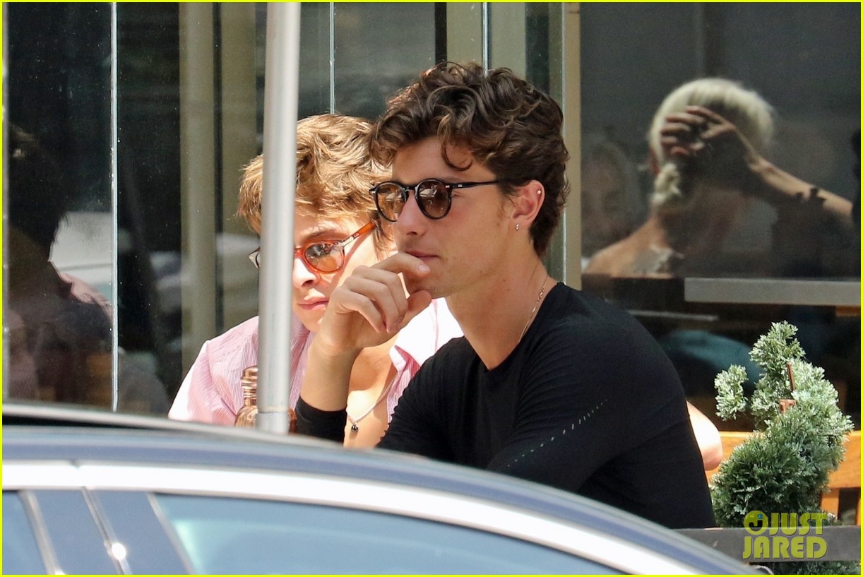 shawn mendes goes sporty for breakfast in vancouver 30
