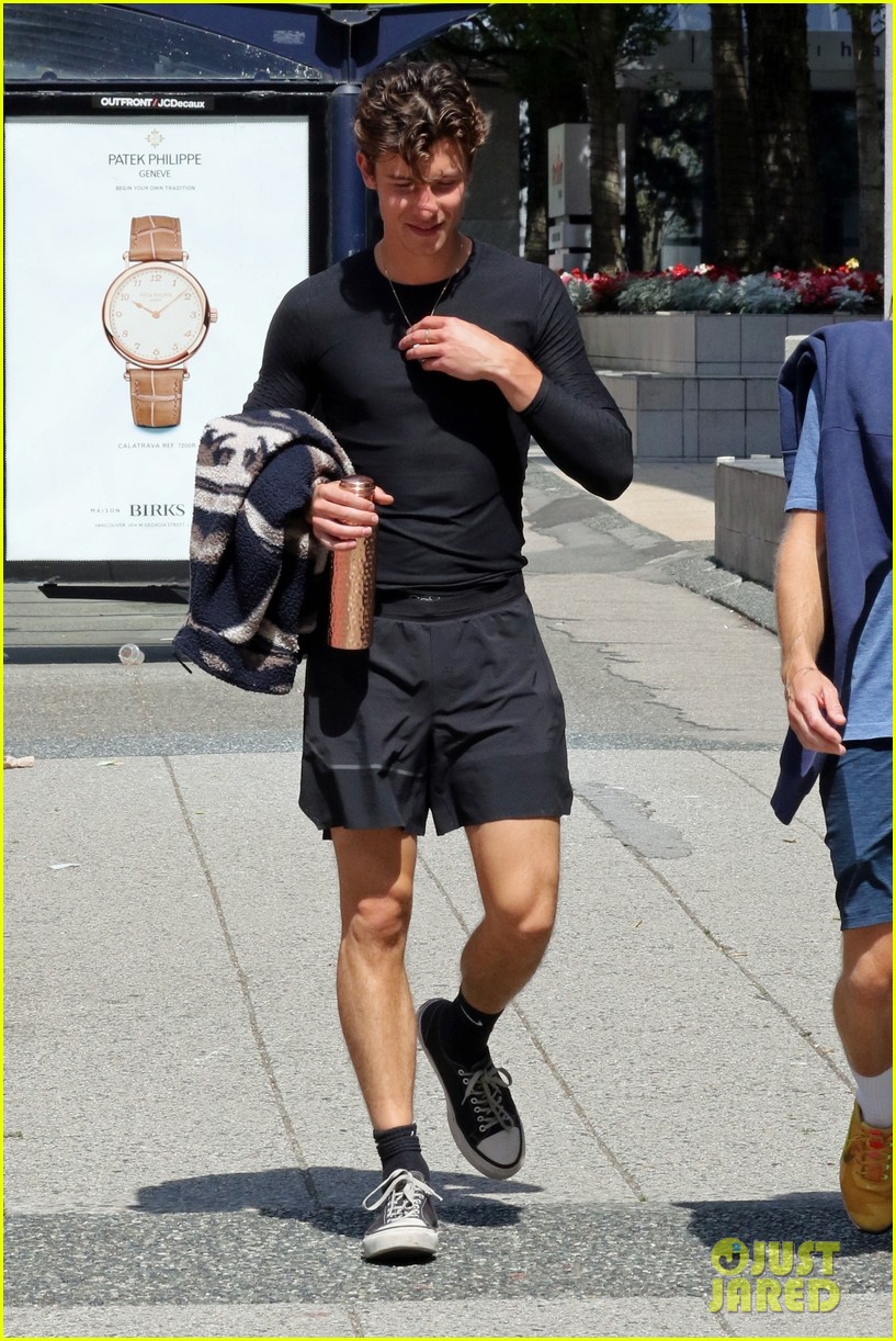 shawn mendes goes sporty for breakfast in vancouver 31