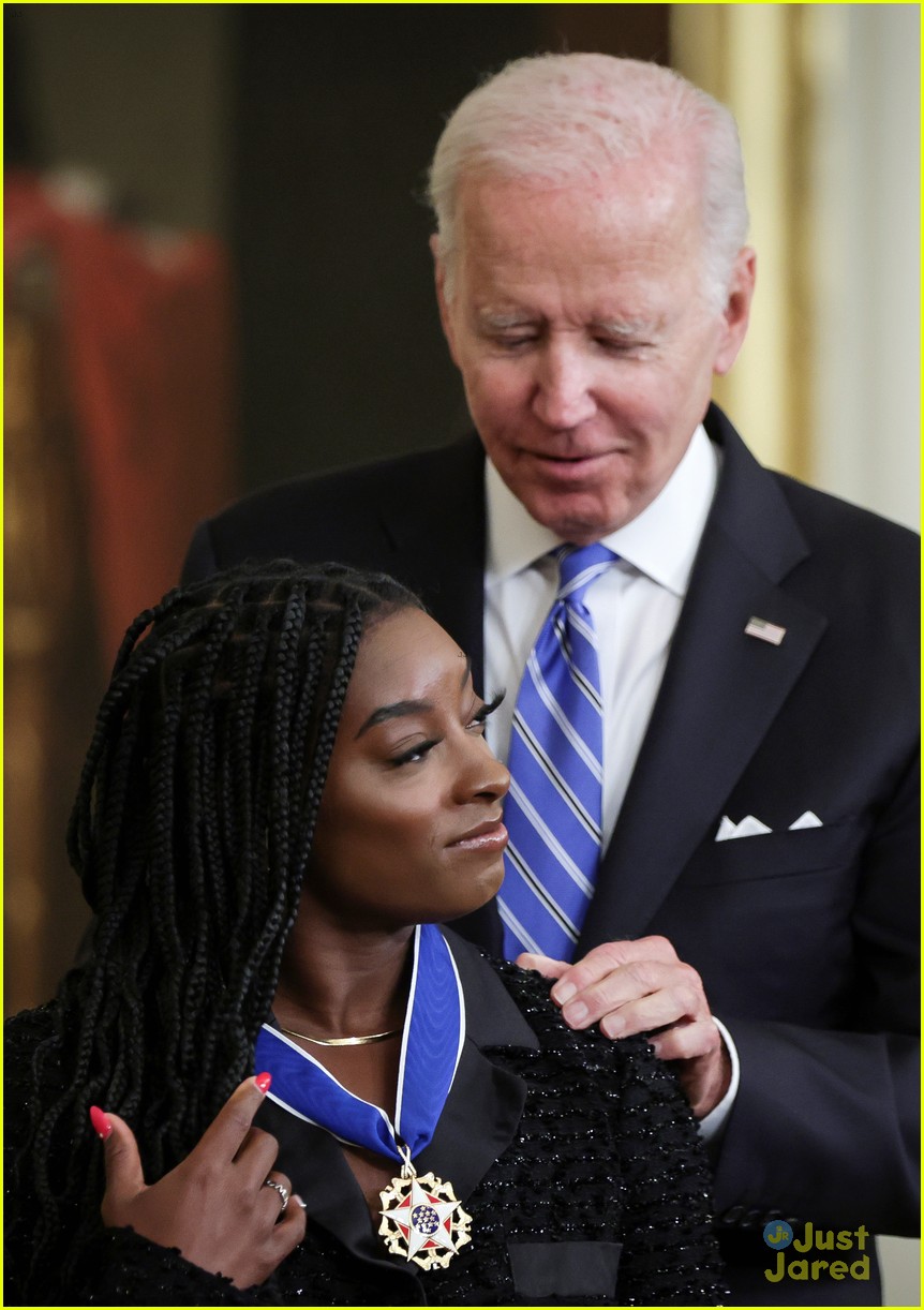 simone biles is honored to receive presidential medal of freedom 03