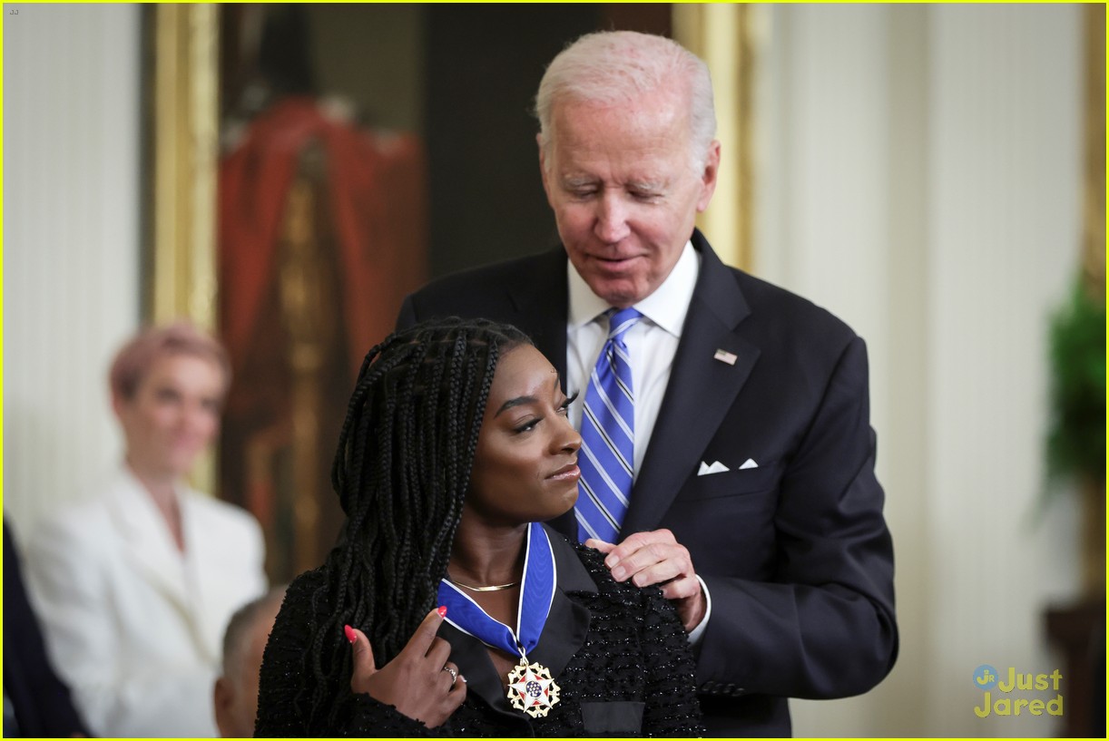 simone biles is honored to receive presidential medal of freedom 04