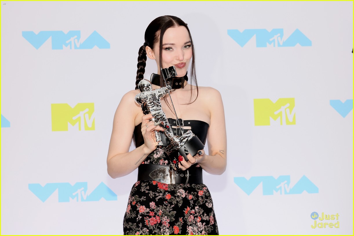 Dove Cameron Dedicates MTV VMAs Best New Artist Win to 'All the Queer