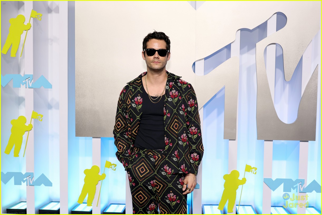 dylan obrien colton haynes are teen wolf studs at mtv vmas 16
