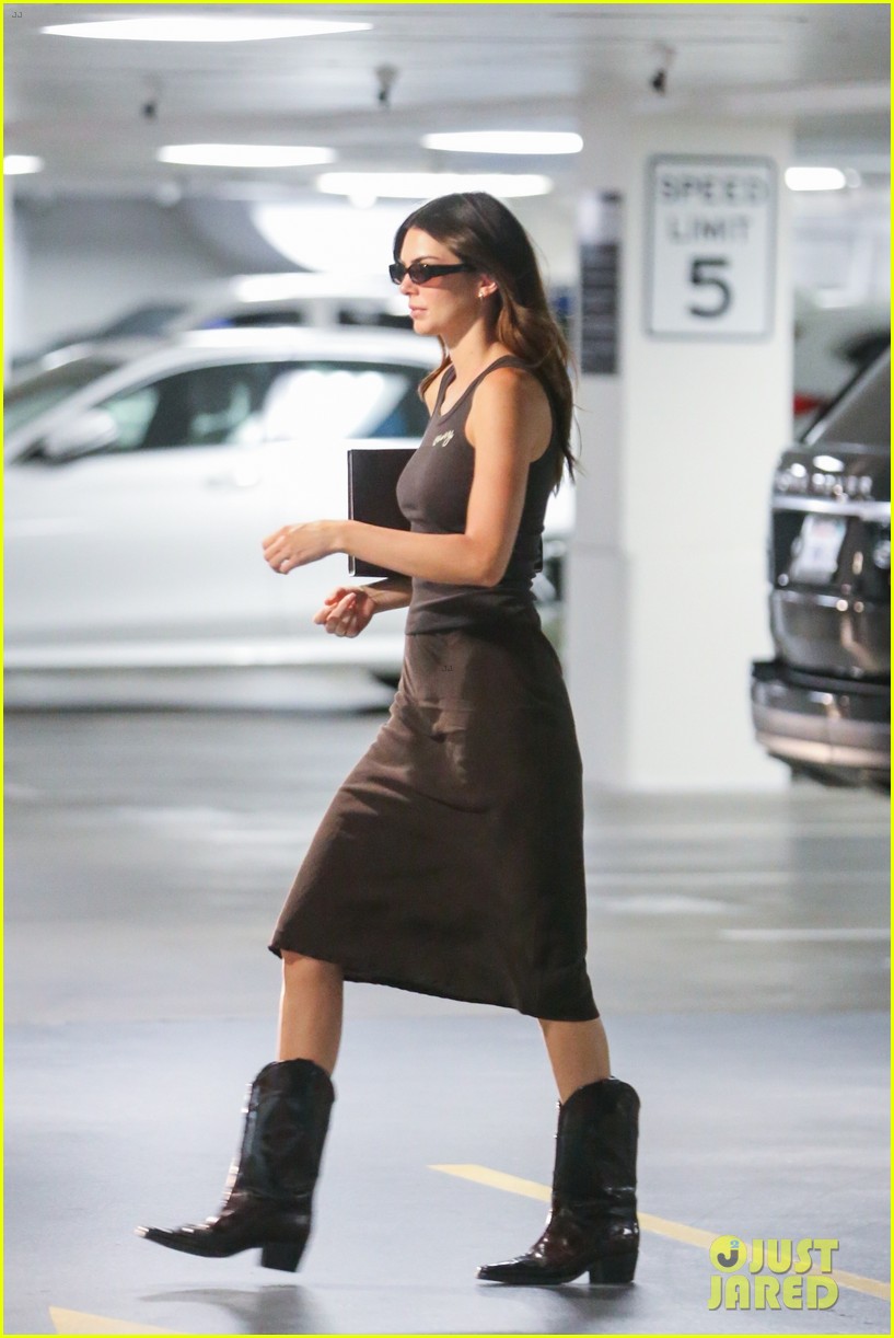 kendall jenner bus meeting cowboy boots sighting 02
