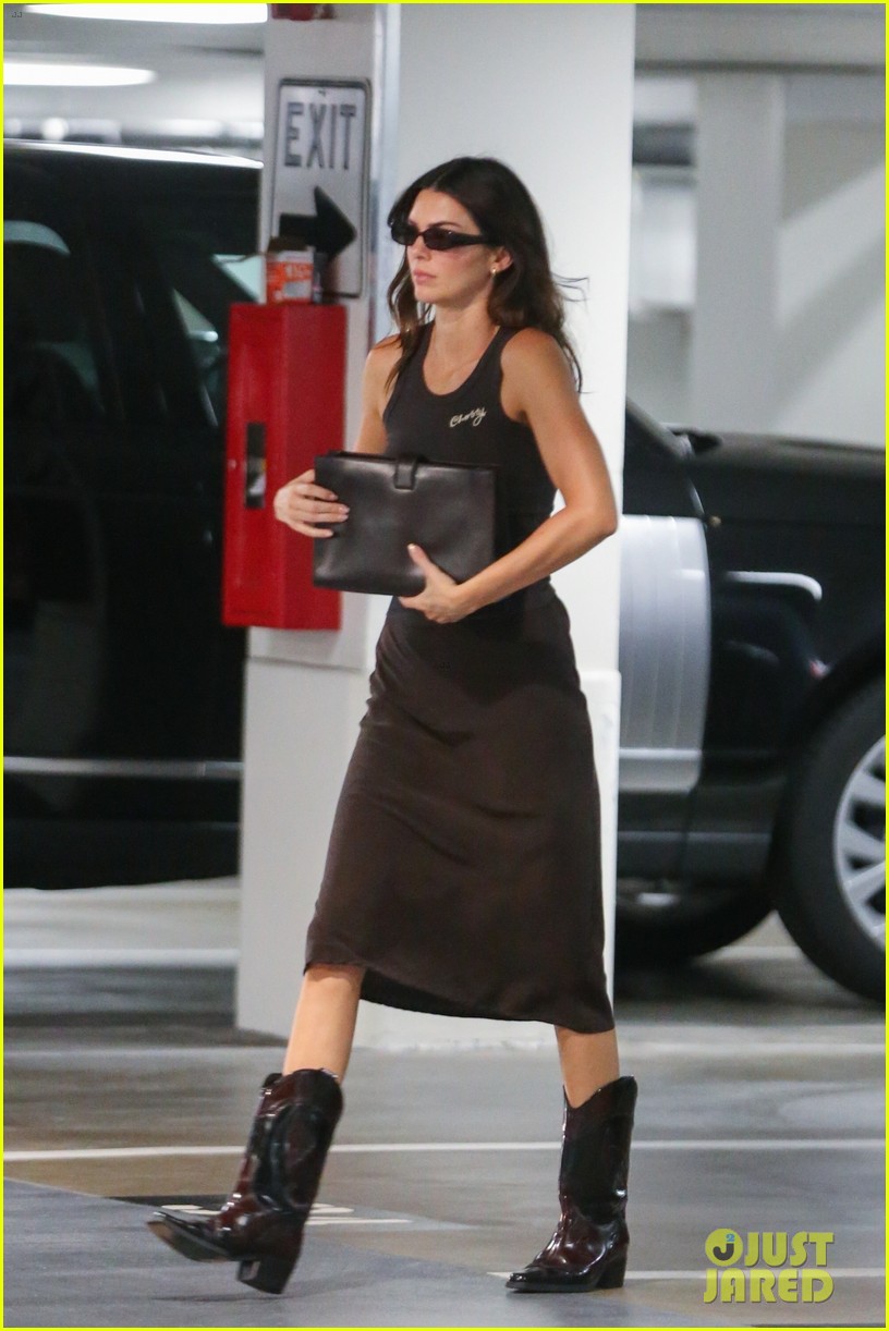 kendall jenner bus meeting cowboy boots sighting 25