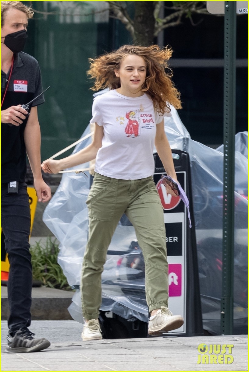 joey king zac efron spotted on set 01